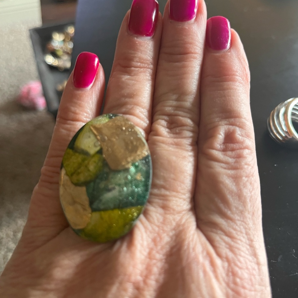 Costume ring with adjustable band